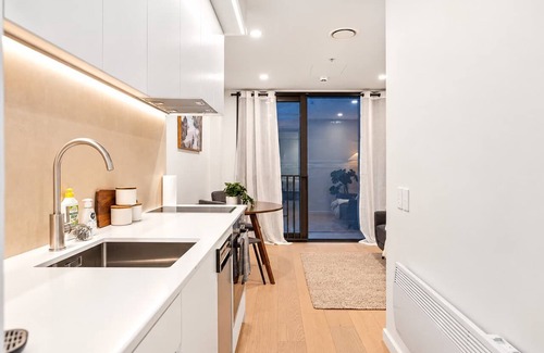 Te Aro Apartment | Hyde Lane Escape | Pool + Gym | Te Aro CBD