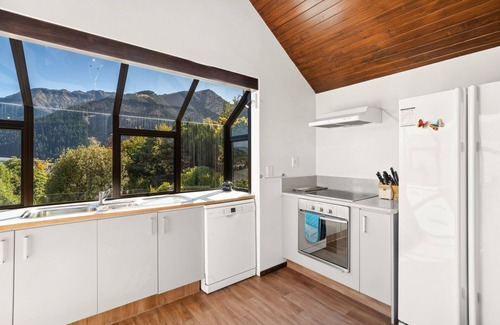 Queenstown City Centre House | Iconic Queenstown Views, Hot Tub, Walk To Town