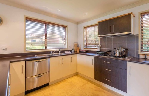 Lynmore House | Iles Inn | Lynmore Location with Spa Pool