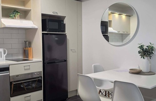 Grafton Apartment | Immaculate 2BDR Central City Chic Apartment