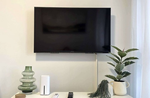 Grafton Apartment | Immaculate 2BDR Central City Chic Apartment