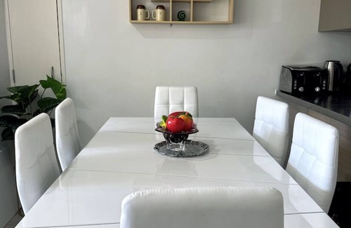 Auckland Central Business District Apartment | Impecable 3 bdr-2 bath -Free Carpark and pool