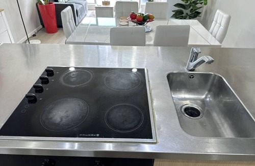 Auckland Central Business District Apartment | Impecable 3 bdr-2 bath -Free Carpark and pool