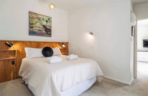 Kawaha Point House | Inn Manahi - Lake Views, Cosy Retreat for 2