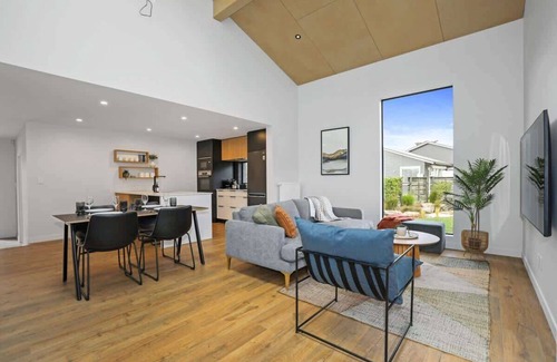 Rotorua House | Inn Sophia - Two Homes, Spa Pools, Sleeps 10