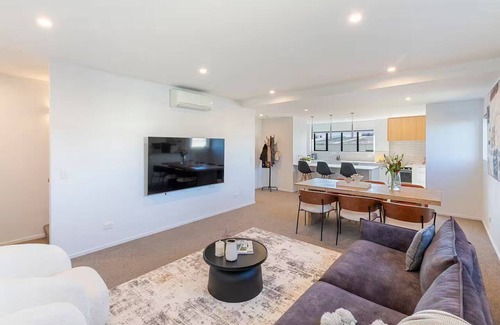 Christchurch City Centre House | Inner City for Large Groups - Garage Parking