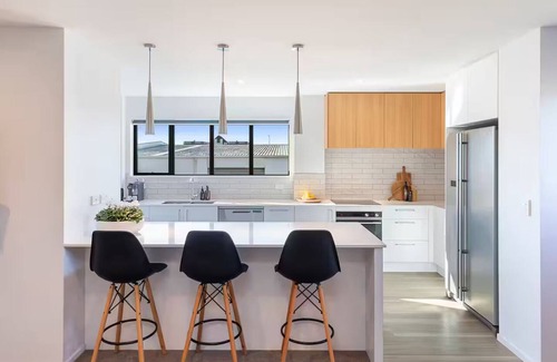 Christchurch City Centre House | Inner City for Large Groups - Garage Parking