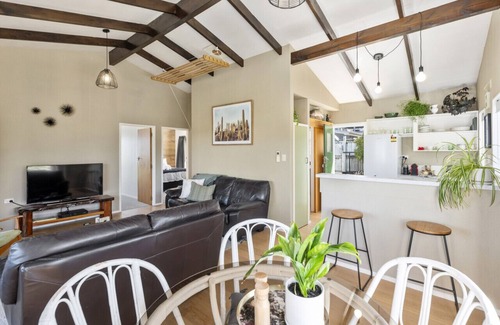 Nukuhau House | Kaihua Cabin| Stylish Taupō Hideaway w/Mt Views & Modern Comforts