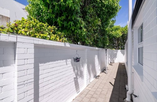 Merivale House | KaleidoNook | 3BR + Parking + Private Yard