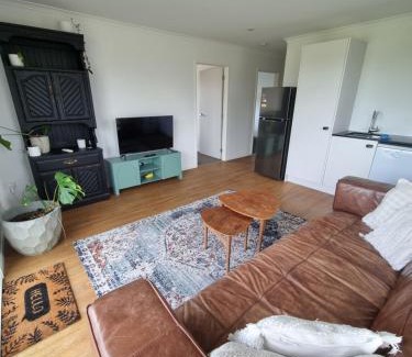 Kingseat House | Karaka Modern 1 bedroom unit