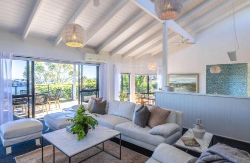 Waiheke Island House | Karaka Retreat - Poolside on Waiheke