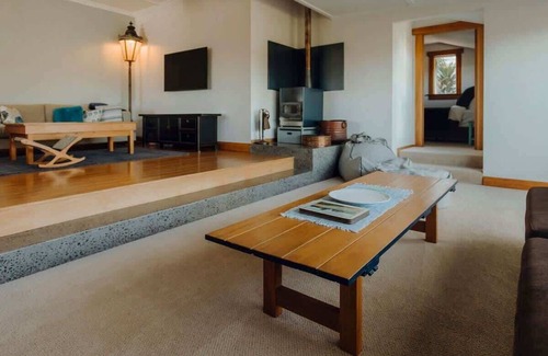 Rewa House | Karamu Korner: Charming Bungalow Retreat