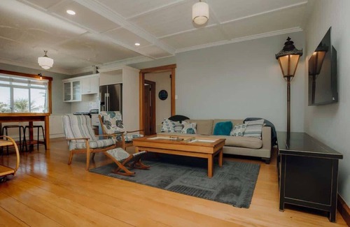 Rewa House | Karamu Korner: Charming Bungalow Retreat