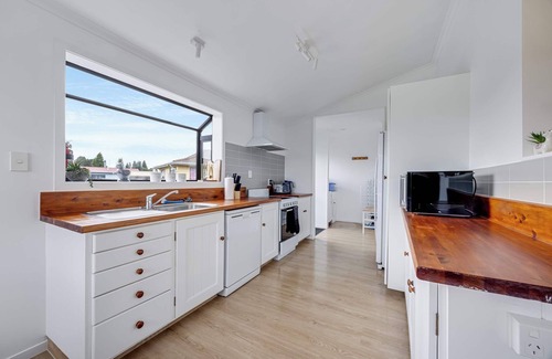 Kawaha Point House | Kawaha Corner - Near Skyline & Zorb, Sleeps 6