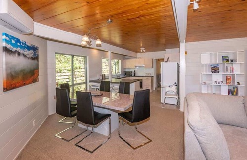 Kawaha Point House | Kawaha Point Gem - Lake Views, Sleeps 8