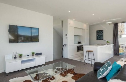 Christchurch City Centre House | Kilmore Apartment-Modern, detached, three level apartment