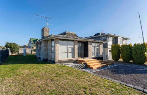 Two Mile Bay House | King's Crossing-7 min walk to Sail Club and lake walks-5 mins to Landing