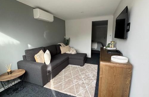 Two Mile Bay House | King's Crossing-7 min walk to Sail Club and lake walks-5 mins to Landing