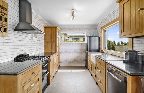Pukehina House | Kiwiana Beach Bach