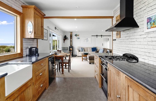 Pukehina House | Kiwiana Beach Bach