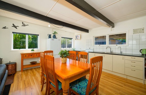 South Bay House | Kiwiana Beach House Ultimate Location Large Secure Section 4 Parking Boat & Dog