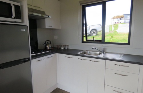 Cable Bay Cabin | KiwiScenic -Modern intimate romantic hideaway or work away from home.