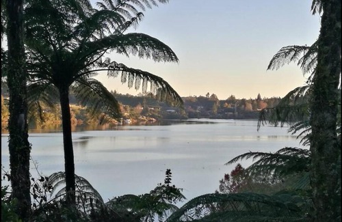 Okere Falls House | Kowhai Studio - Spa Bath Walk to Okere Falls