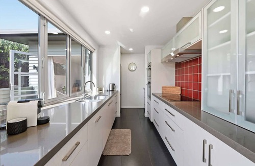 Rotorua Apartment | Kowhai Views - Stylish Retreat, Sleeps 4