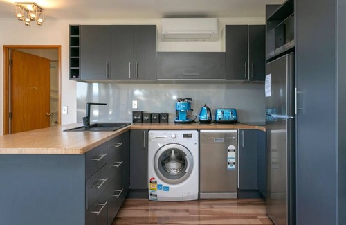 Taupo Apartment | Lago Vista - amazing lake views and location, spacious, private, modern and warm