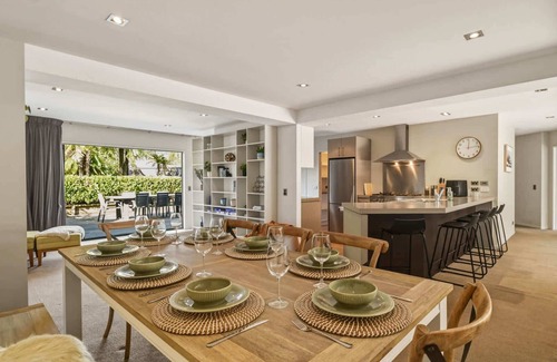 Lake Okareka House | Lake Ōkareka - Spa Pool & Log Fire, Sleeps 12