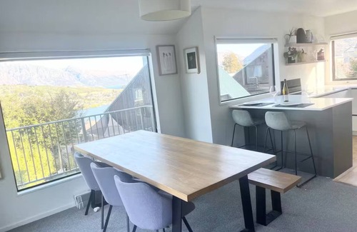 Queenstown House | Lake and Mountain Views 3 Bedroom House Close to town and Airport