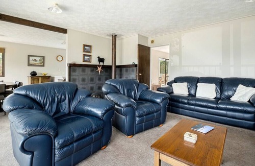 Wanaka Cottage | Lake and Mountain Views - Wanaka Holiday Home