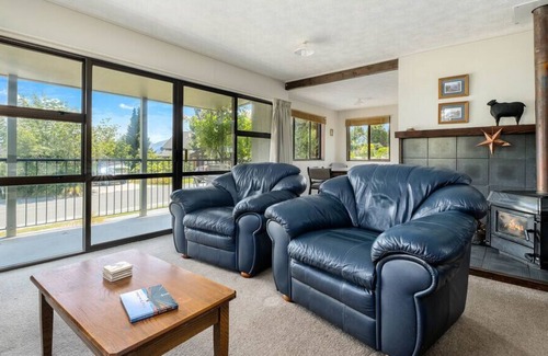 Wanaka Cottage | Lake and Mountain Views - Wanaka Holiday Home