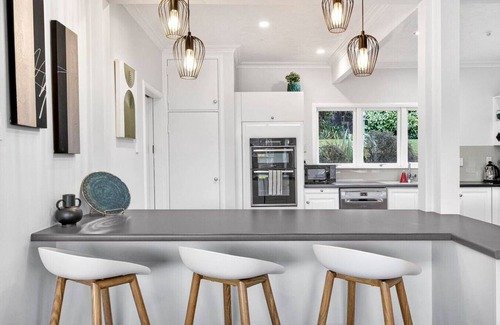 Frankton House | Lake Front Home Kids Welcome 5 Bedroom