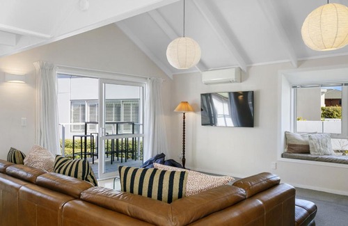 Taupo House | Lake Front Oasis - three bedroom retreat close to Lake Taupo waterfront