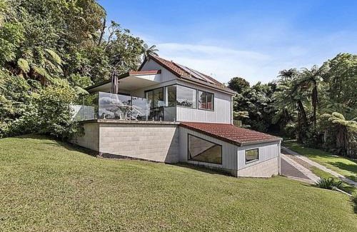Okere Falls House | Lake House and Studio - Lake Rotoiti Holiday Home