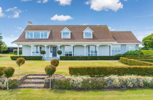 Nukuhau Villa | Lake Taupō Estate for 18ppl Pool, Spa & Big Views