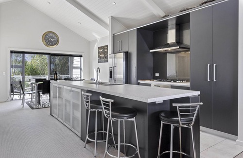 Taupo Cottage | Lake View Bliss - Lake Taupo Holiday Home