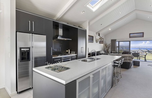 Taupo Cottage | Lake View Bliss - Lake Taupo Holiday Home