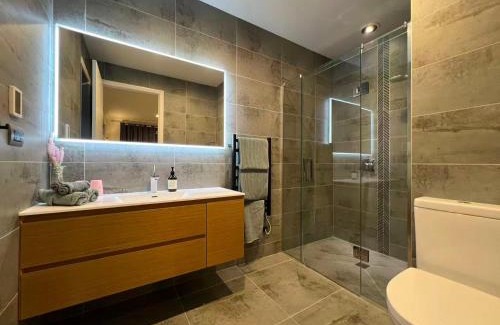 Hamilton House | Lake view, private access room & private Bathroom