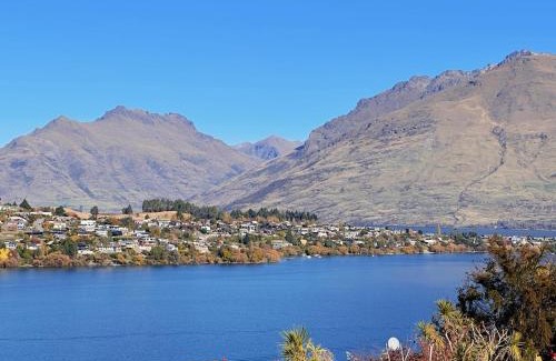 Queenstown House | Lake view retreat Studio