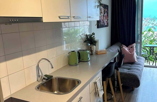 Frankton Apartment | Lake View Studio & Balcony Sleeps 3