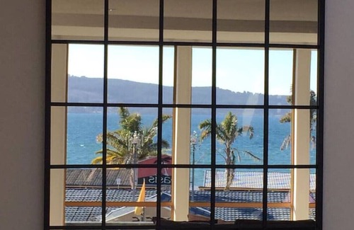 Waipahihi House | Lake Views Bach with Wi-Fi & outdoor thermal pool