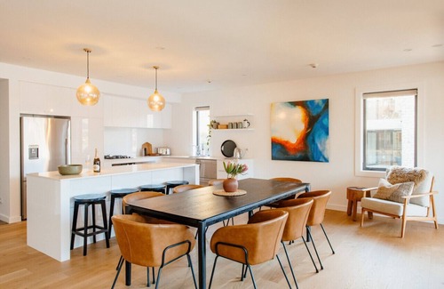 Wanaka Apartment | Lakefront apartment | Walking distance to town | Pool | Spa | Gym