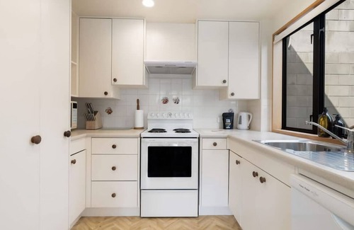 Kelvin Heights Apartment | Lakefront Cottage - Cozy retreat in Kelvin Heights offering stunning views.