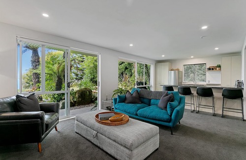 Acacia Bay House | Lakefront Paradise