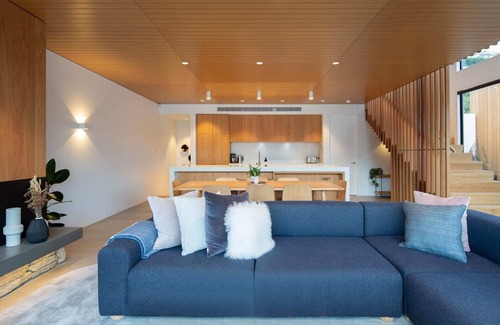 Queenstown Villa | Lakehouse 2 – Parking, Fireplace, AC, Lake Views