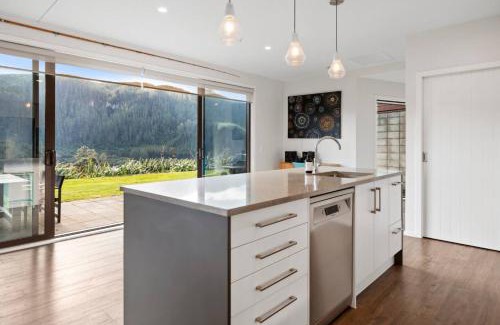 North Island House | Lakehouse Retreat Whakamaru Holiday Home