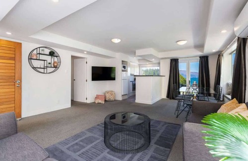 Queenstown Apartment | Lakeside Gem | Absolute Waterfront