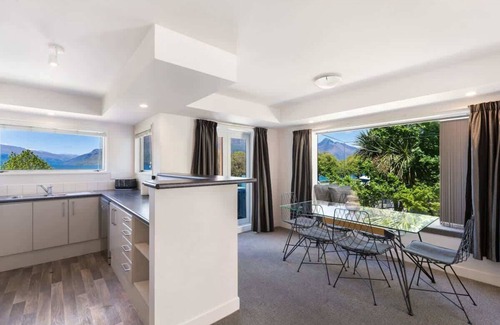 Queenstown Apartment | Lakeside Gem | Absolute Waterfront